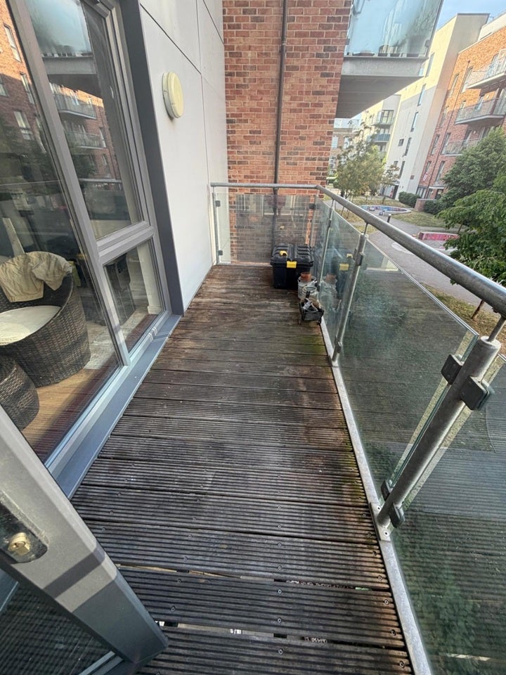 Flat Honour Gardens in Greater London