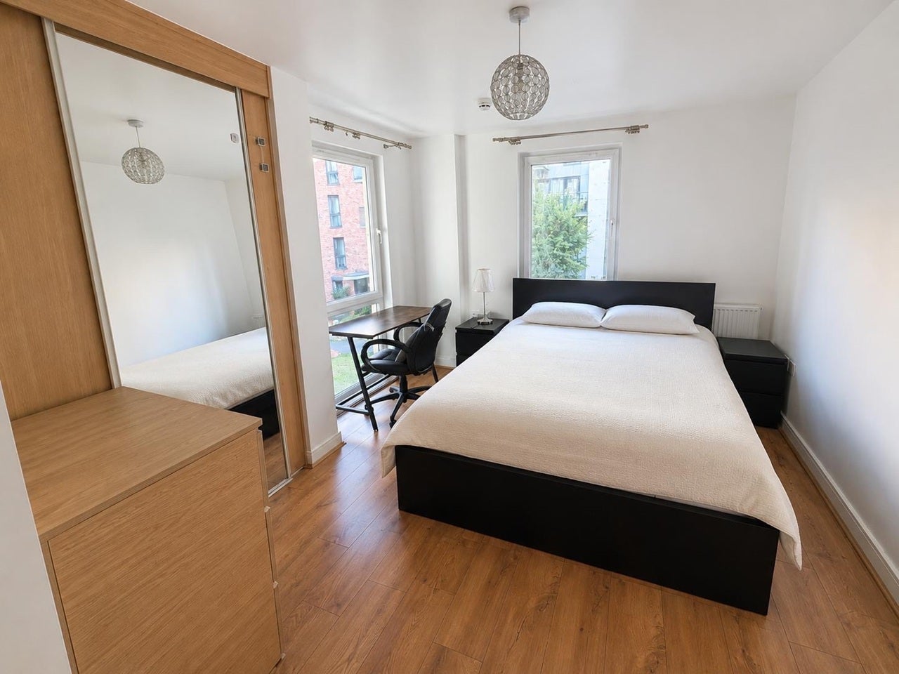 Flat Honour Gardens in Greater London