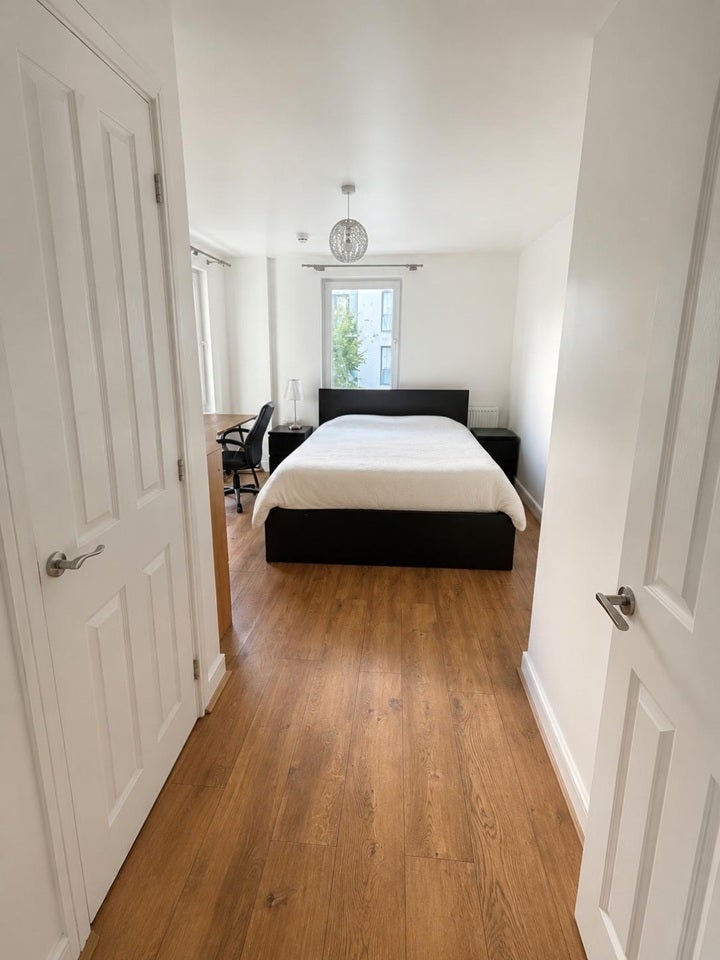 Flat Honour Gardens in Greater London
