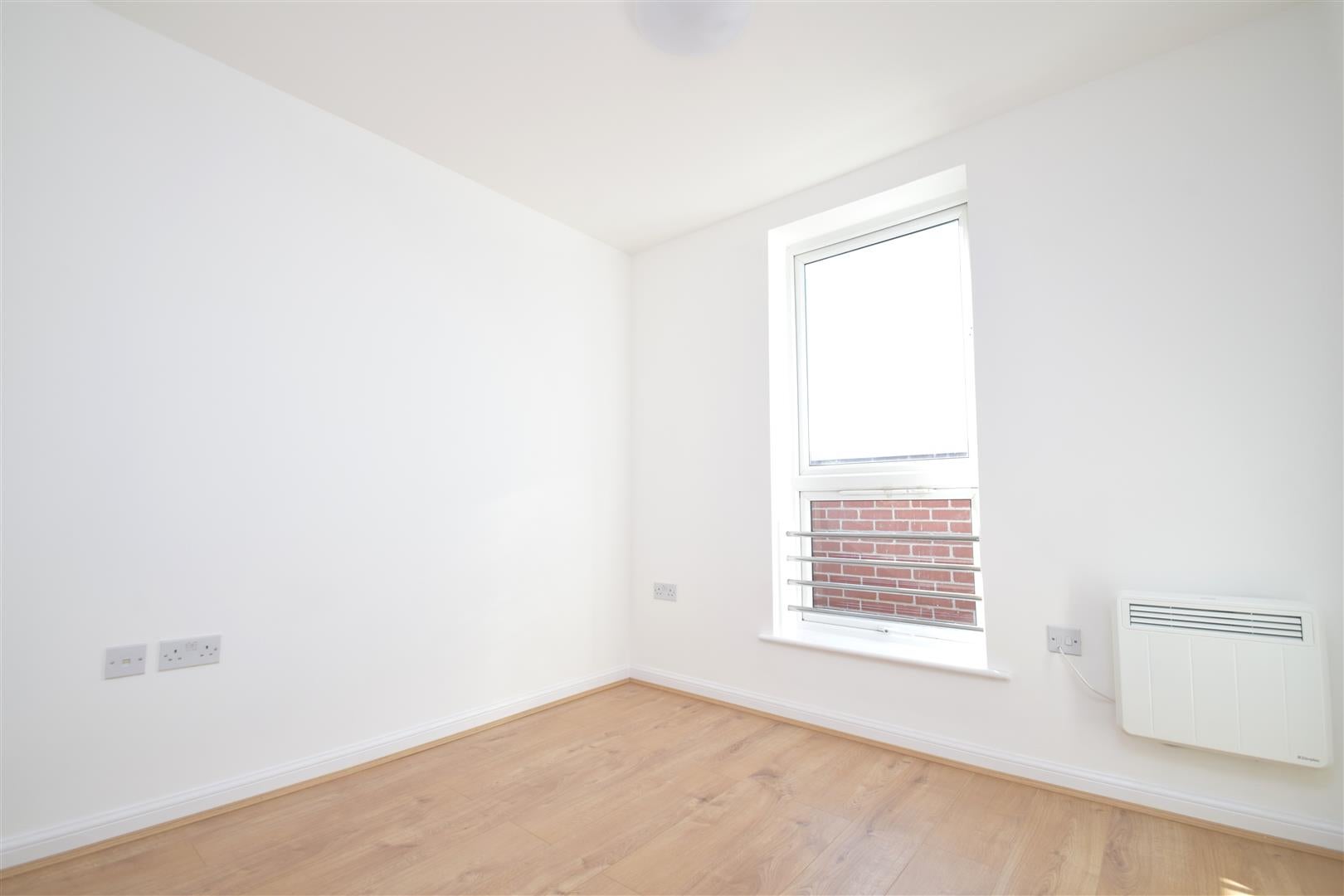Flat Wellspring Crescent in Greater London