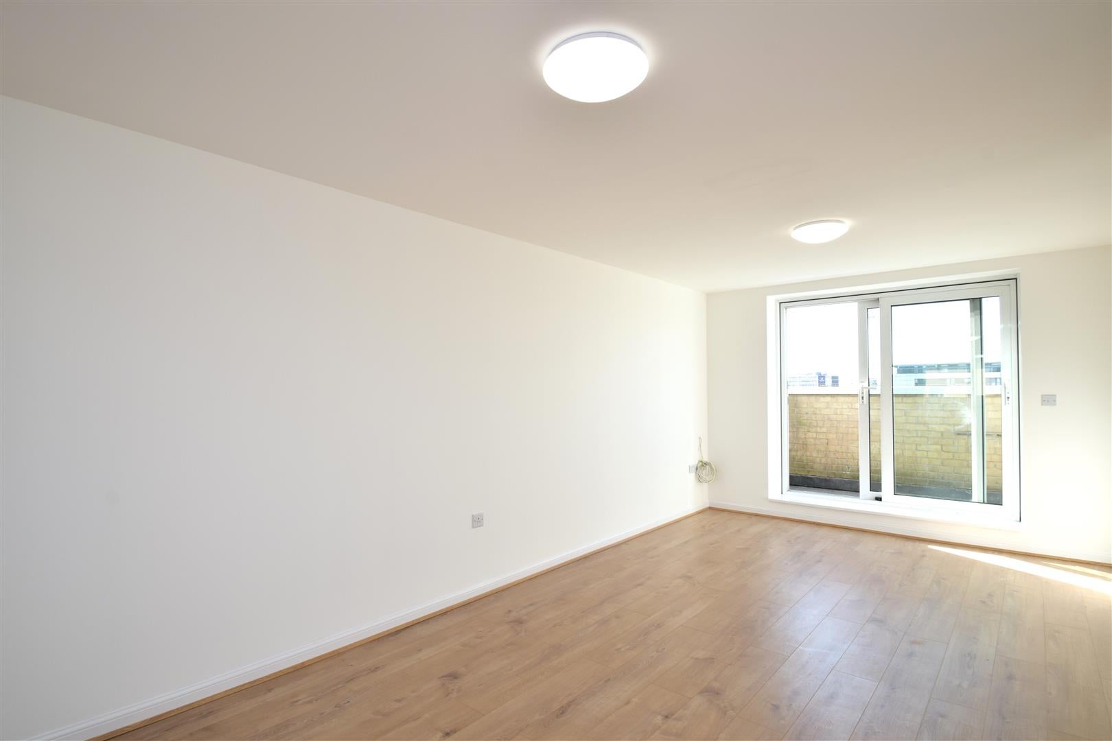 Flat Wellspring Crescent in Greater London