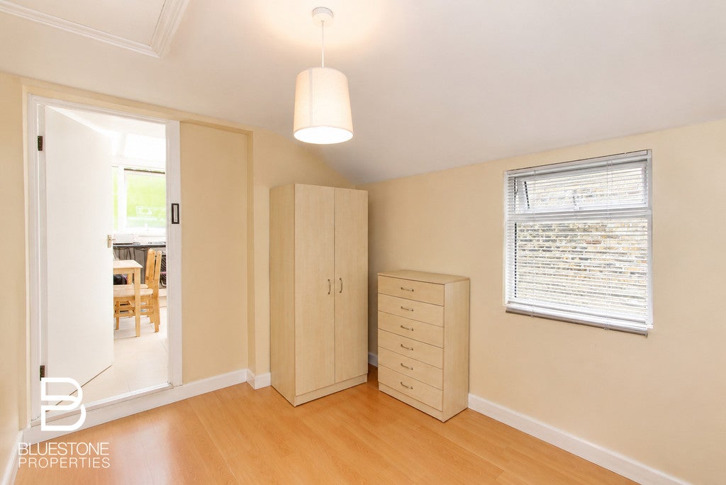 Room Earlsfield Road in Greater London