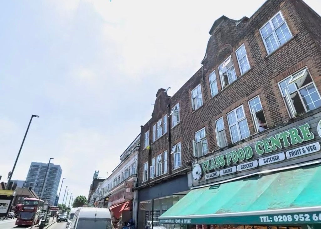 Flat Burnt Oak Broadway in London