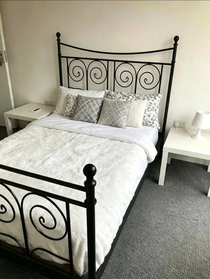 Flat Dagmar Road in Greater London