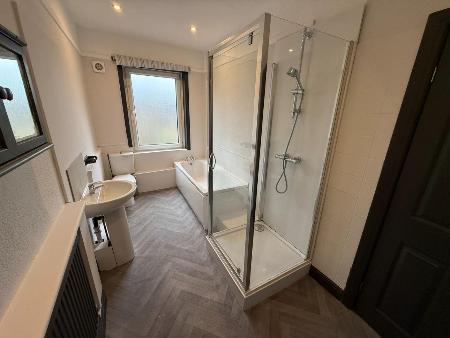 Flat Aketon Road in Wakefield