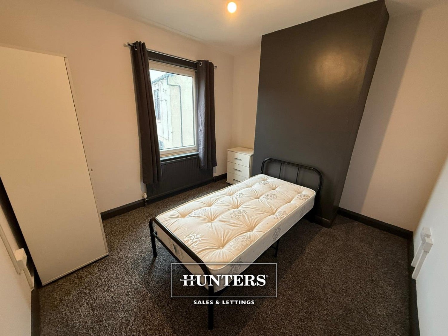 Flat Aketon Road in Wakefield