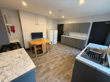 Flat Aketon Road in Wakefield
