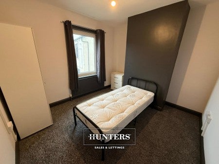 Flat Aketon Road in Wakefield