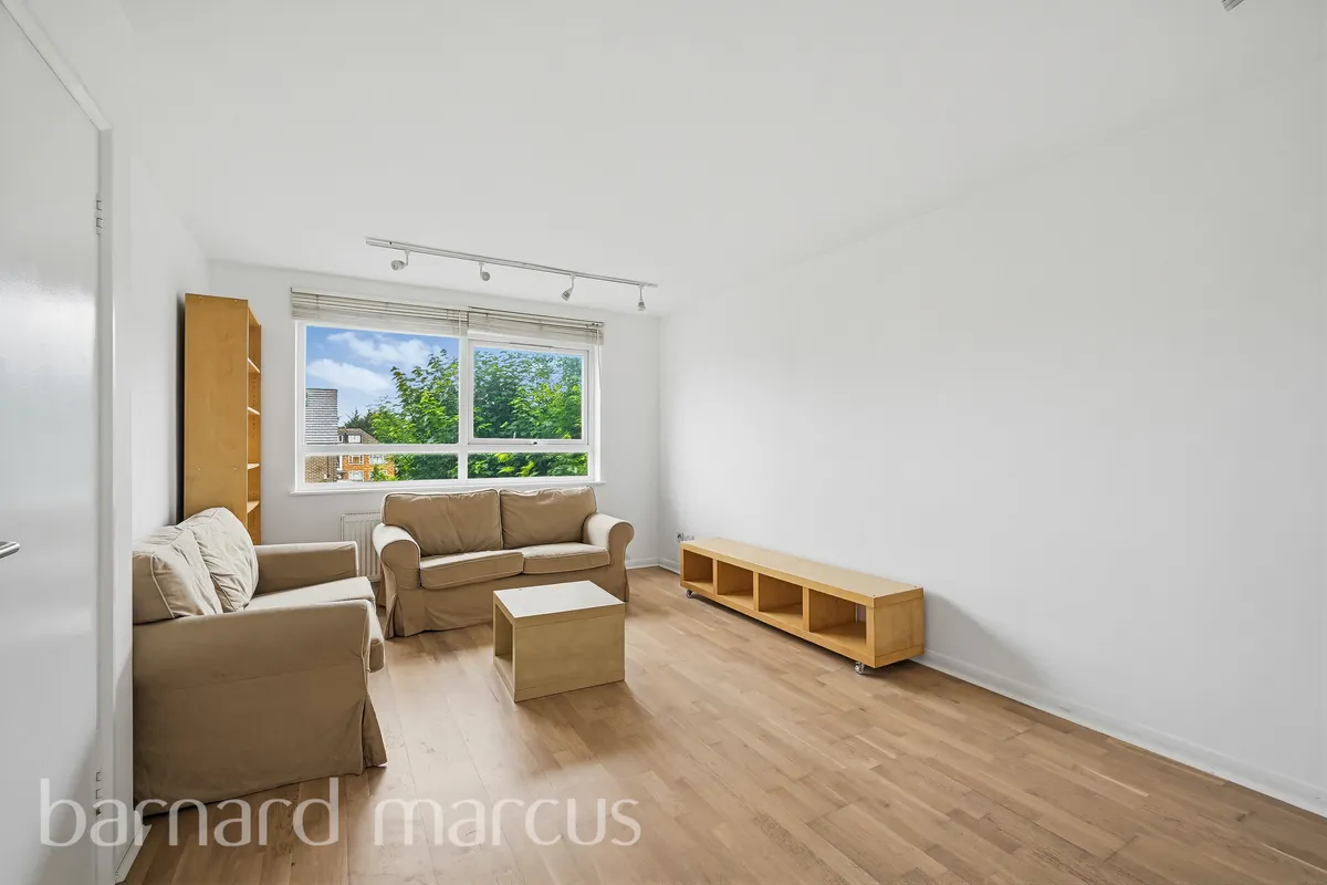 Flat Torrington Park in Greater London