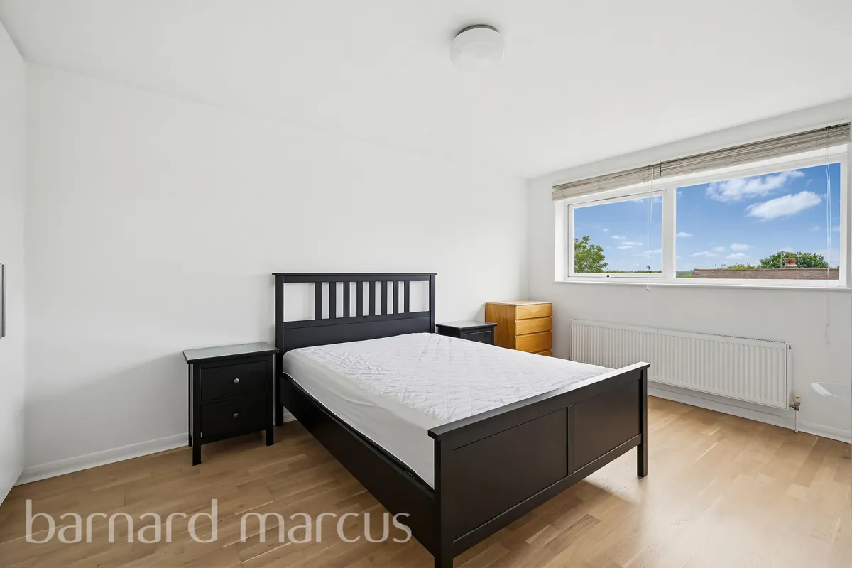 Flat Torrington Park in Greater London