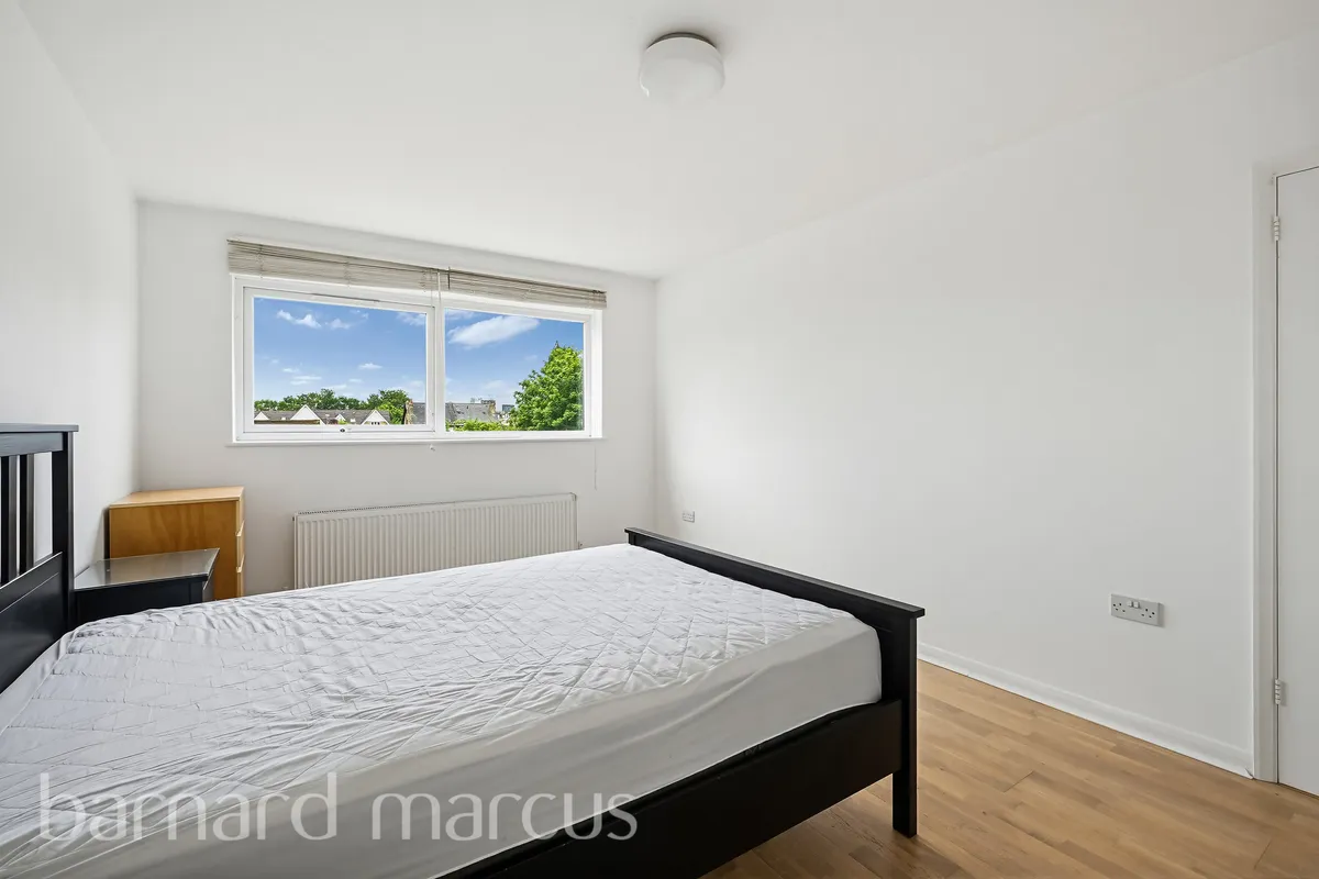 Flat Torrington Park in Greater London