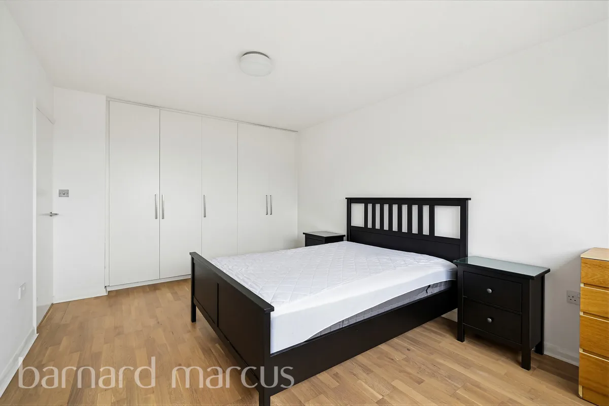 Flat Torrington Park in Greater London