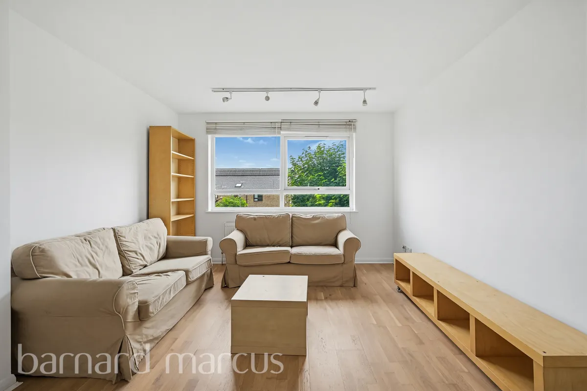 Flat Torrington Park in Greater London