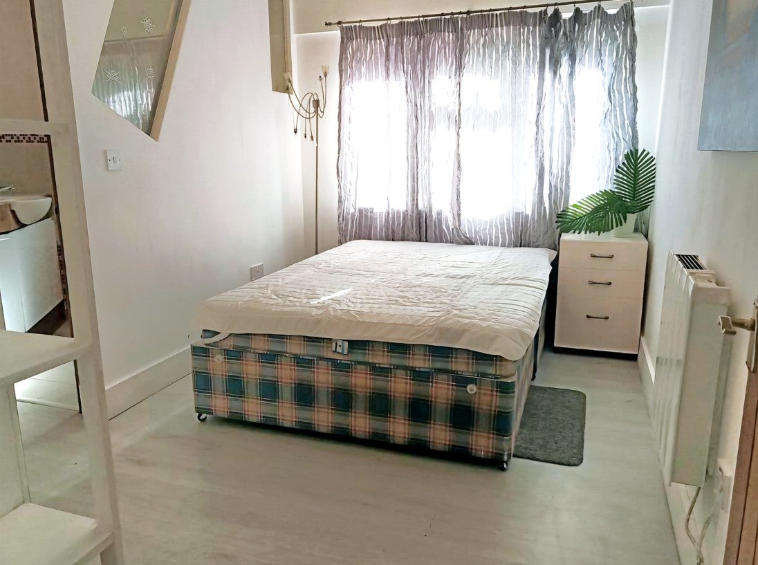 Flat Wallcote Avenue in Greater London
