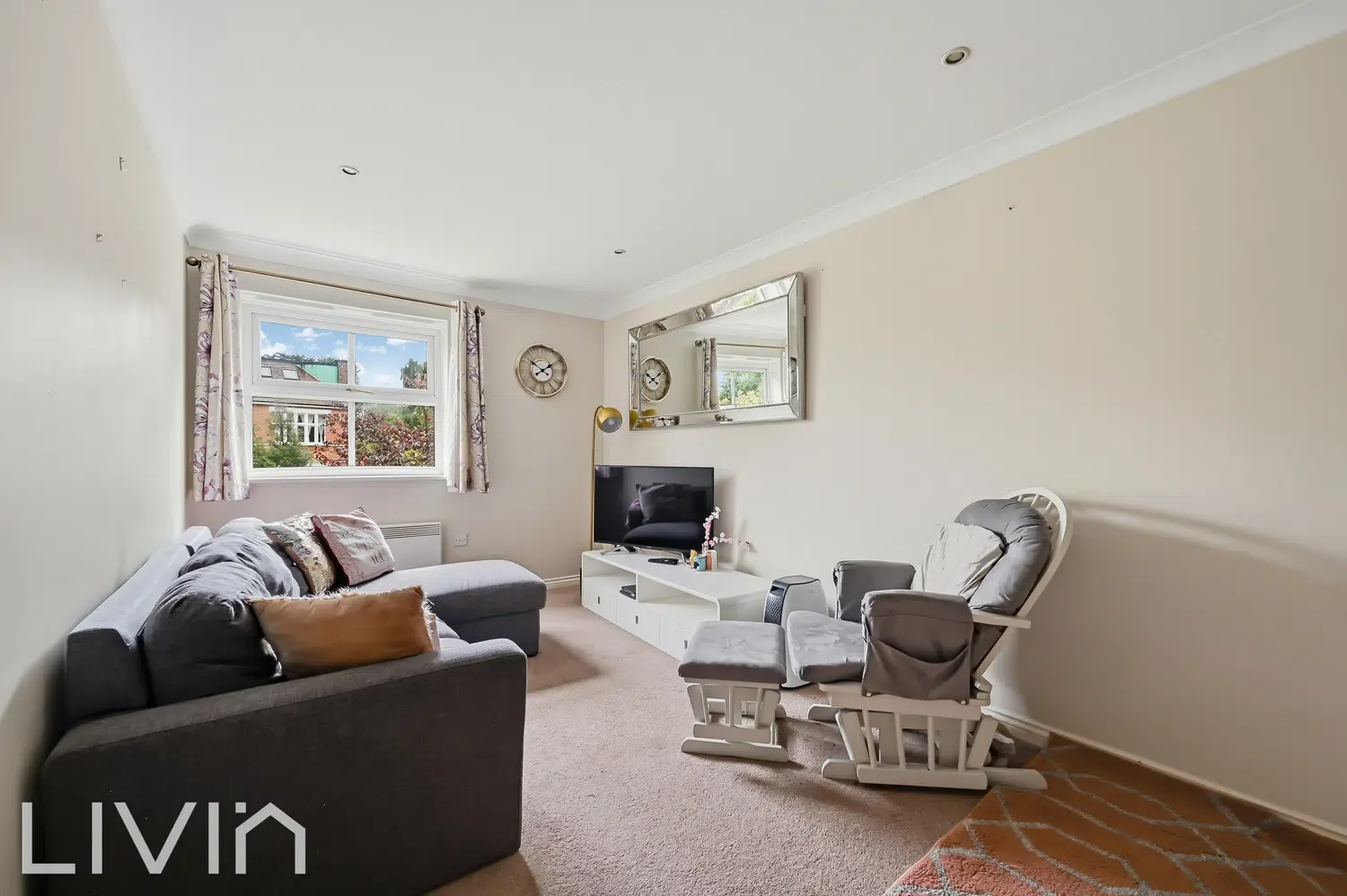 Flat Sycamore Close in Greater London