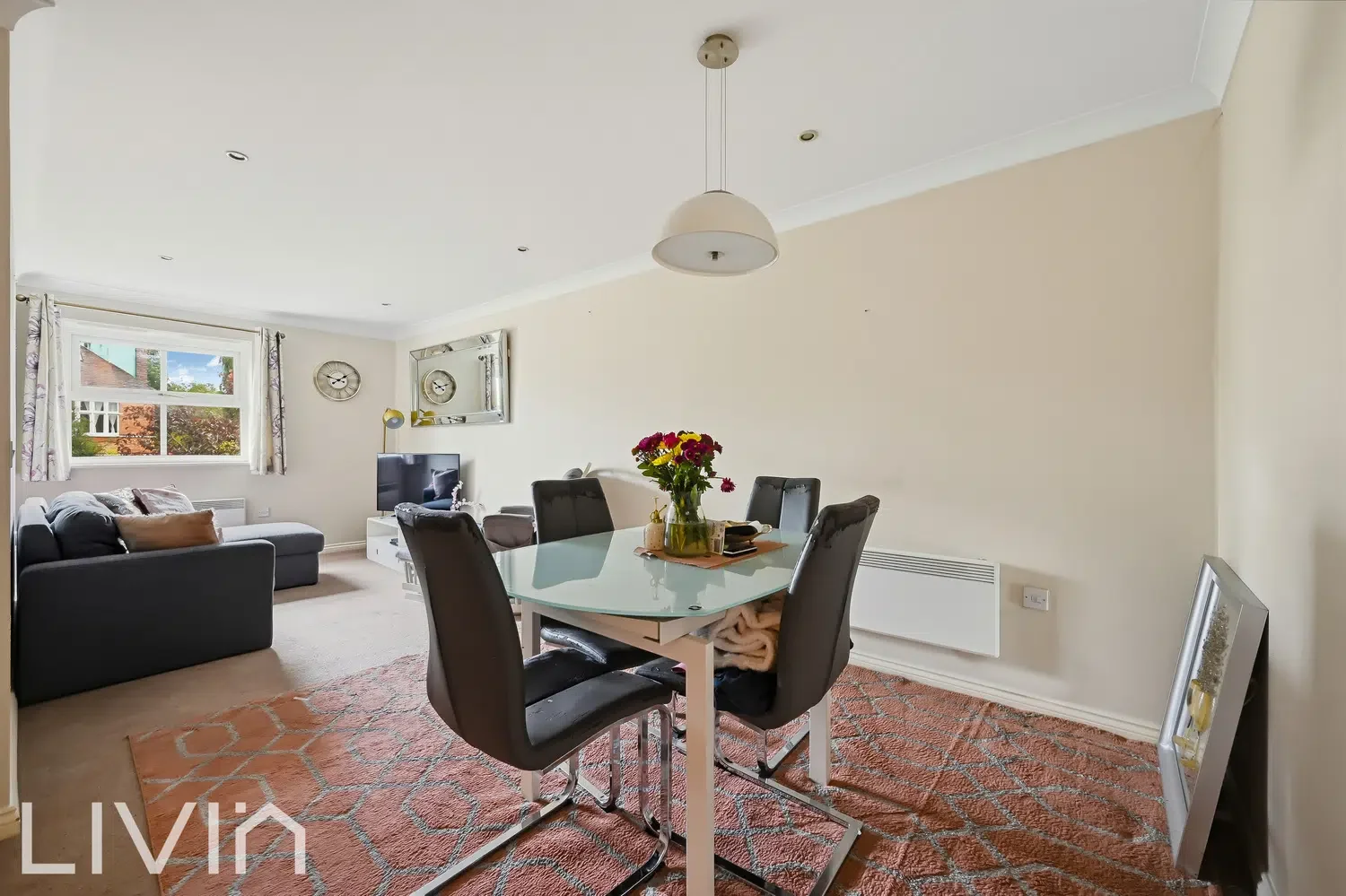 Flat Sycamore Close in Greater London