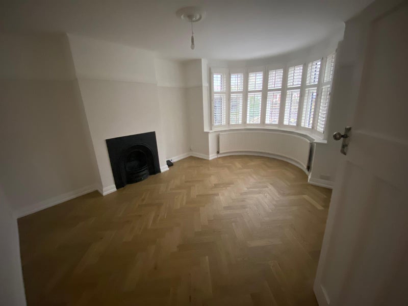 Room Norfolk Avenue in Greater London