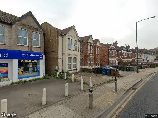 Flat Rosslyn Crescent in Greater London