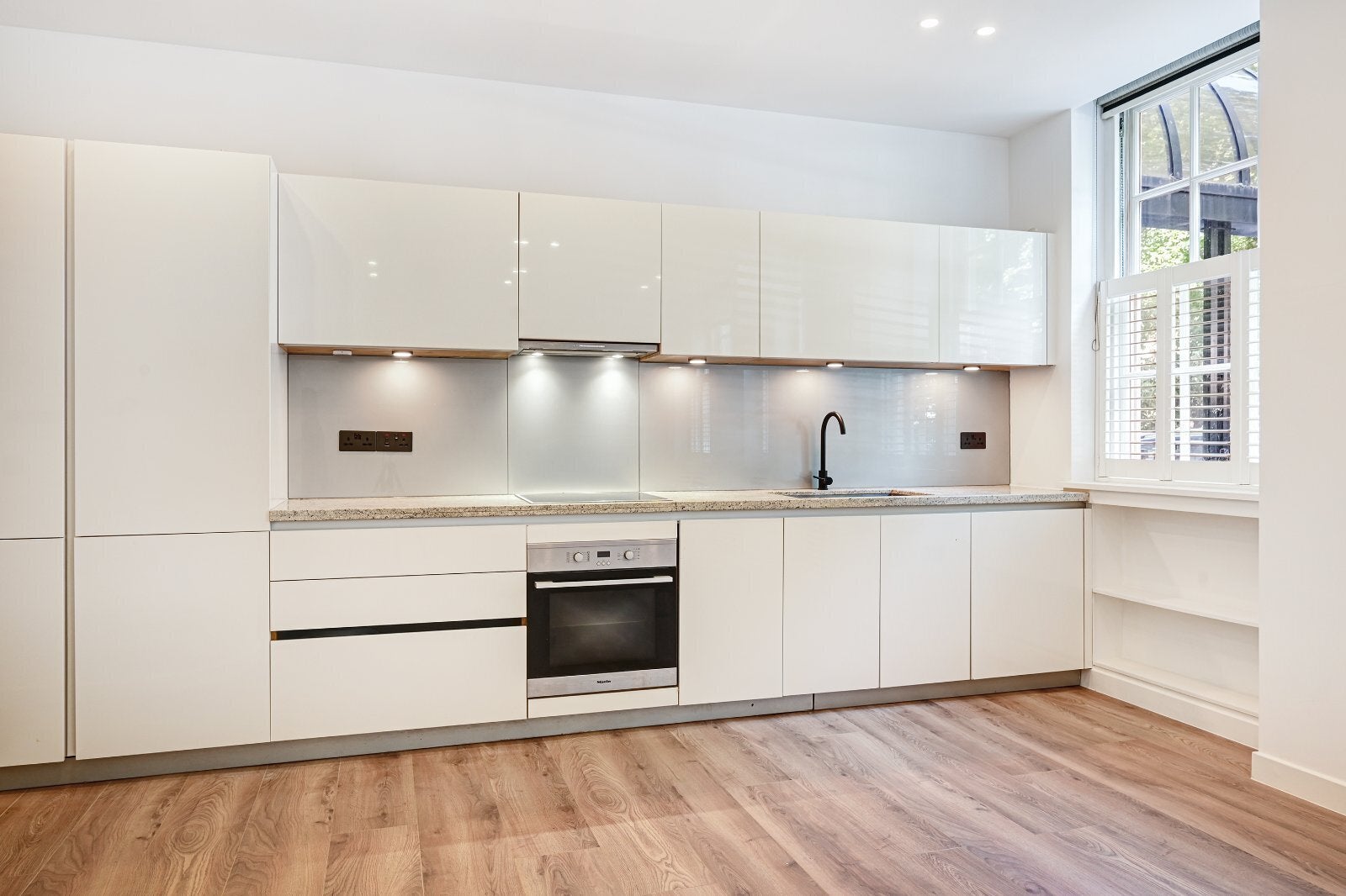 Flat Lowndes Square in Greater London