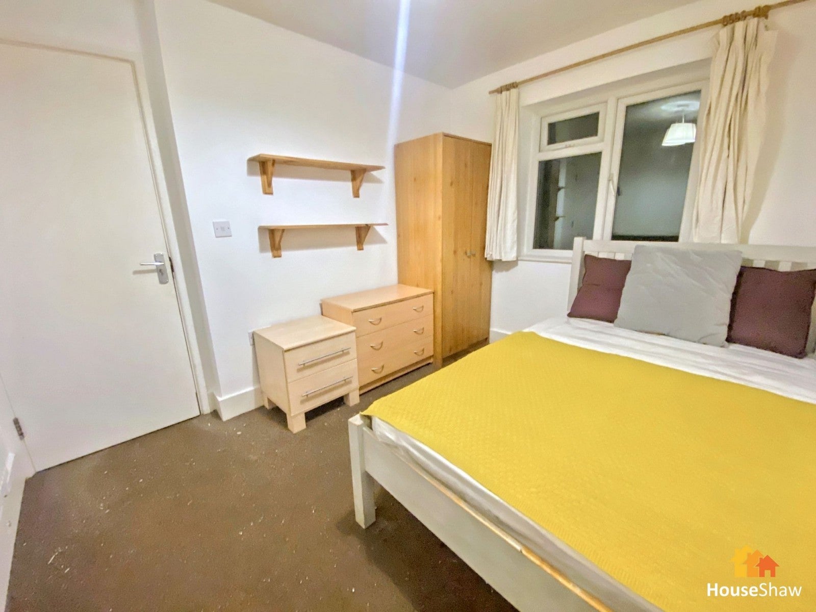 Room Hughenden Road in High Wycombe