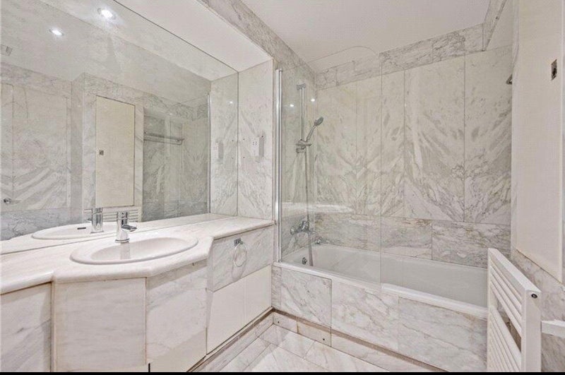 Room Emperor's Gate in Greater London