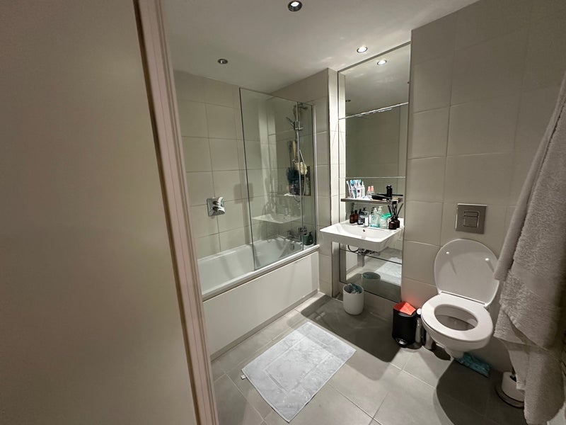 Room Queenstown Road in Greater London