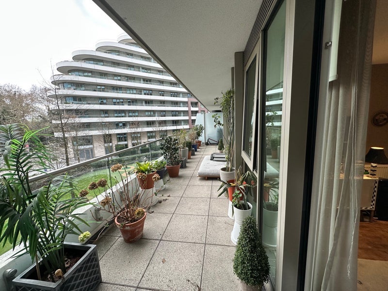 Room Queenstown Road in Greater London