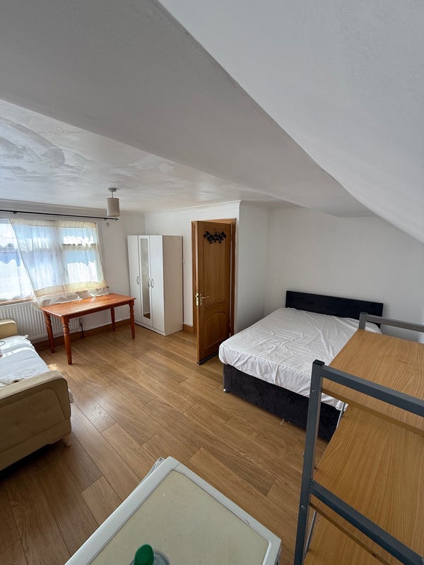 Room Normanshire Drive in Greater London