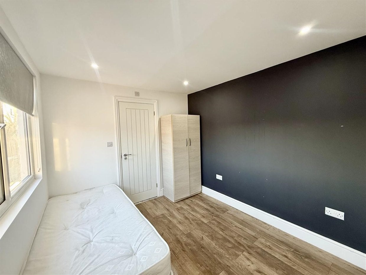 Room Northcote Avenue in London