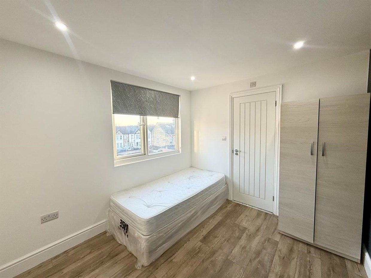 Room Northcote Avenue in London