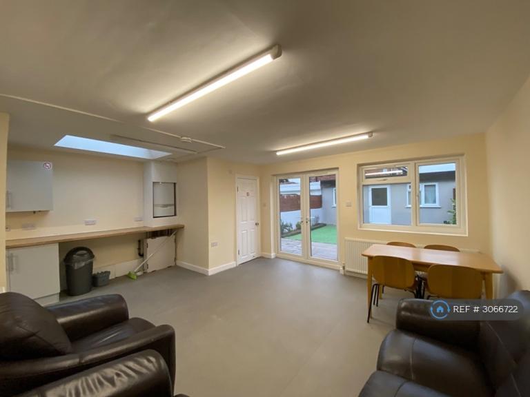 Room Lees Road in Greater London
