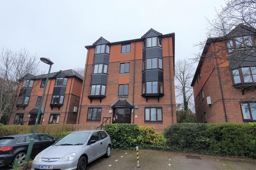 Flat Clowser Close in Greater London