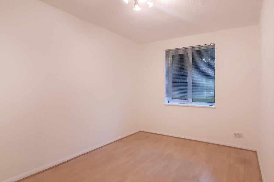 Flat Clowser Close in Greater London