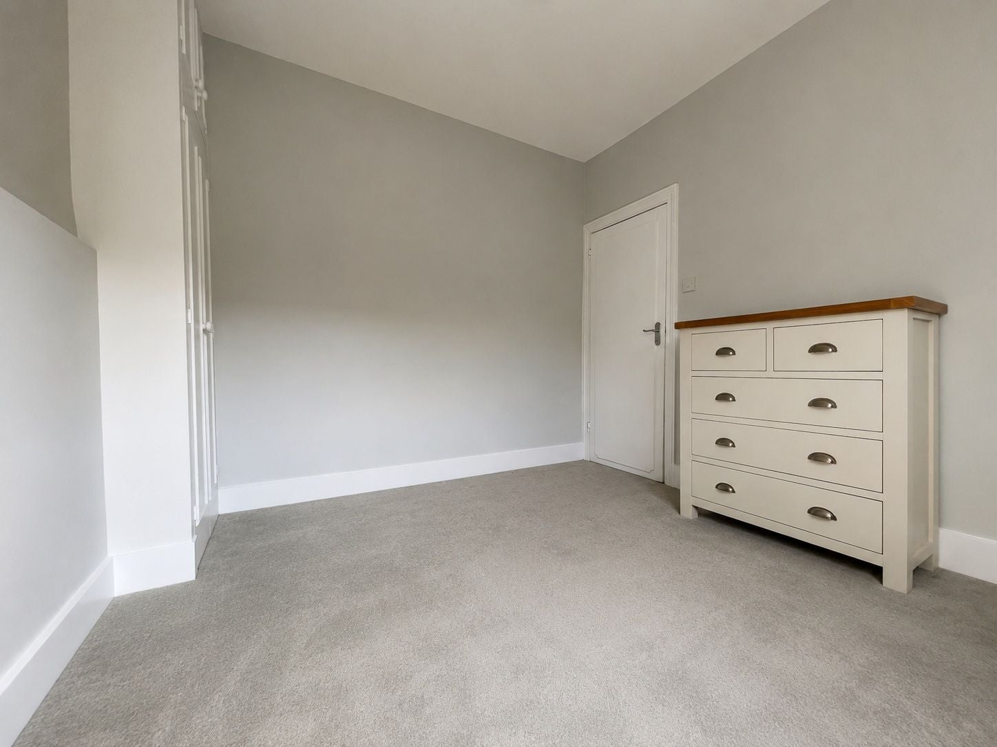 Flat Chaplin Road in Greater London