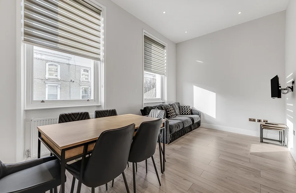 Flat Finborough Road in Greater London
