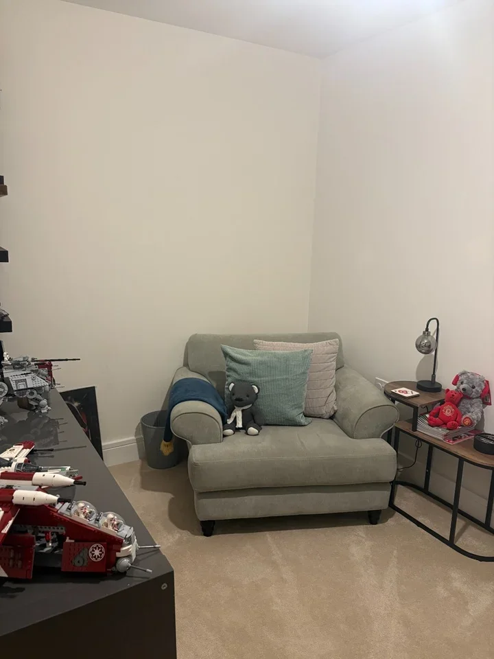 Room Five Oaks Lane in Greater London