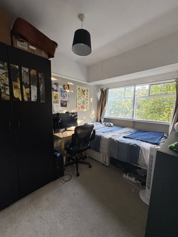 Room Park Place Drive in Greater London