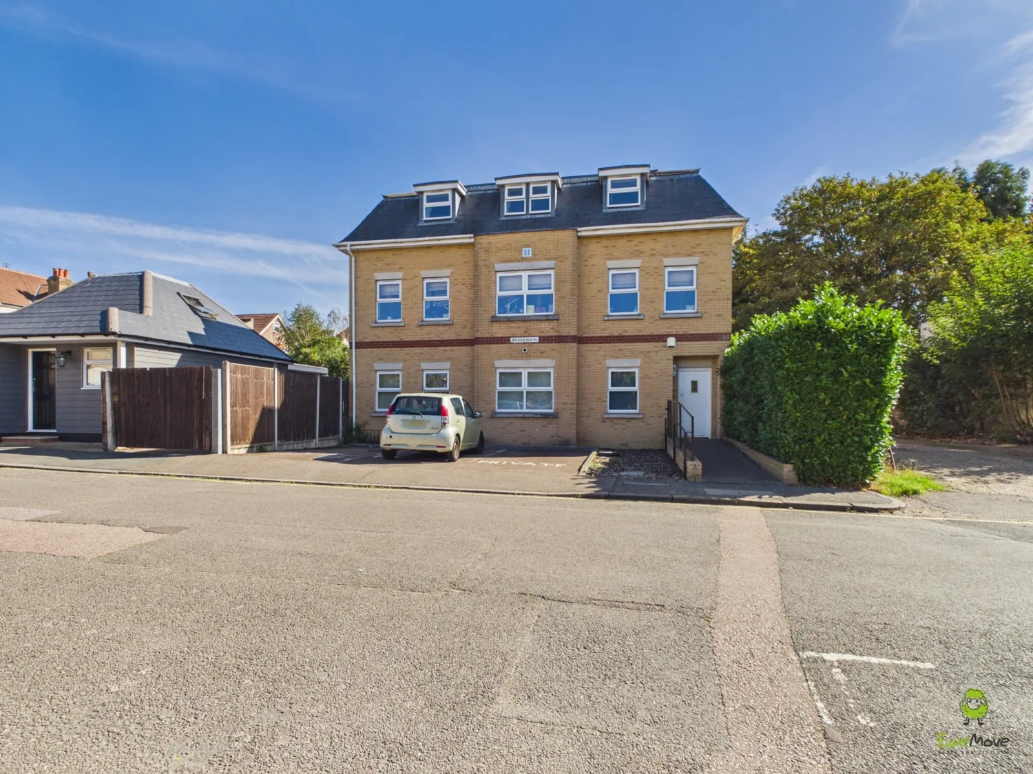 Flat Victoria Road in Greater London