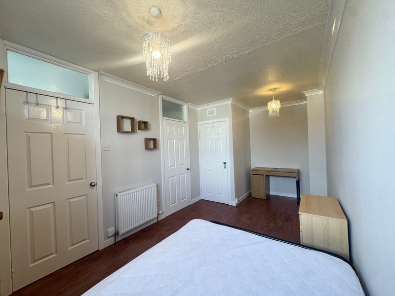 Room Drygrange Road in Glasgow