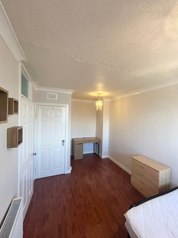 Room Drygrange Road in Glasgow
