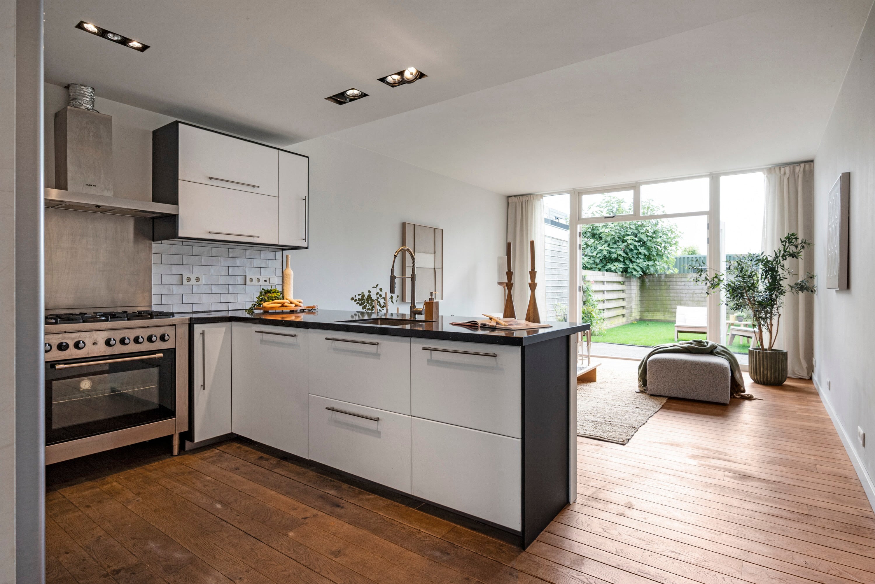 Hoekwoning te koop: Potgieterstraat 1, Haarlem