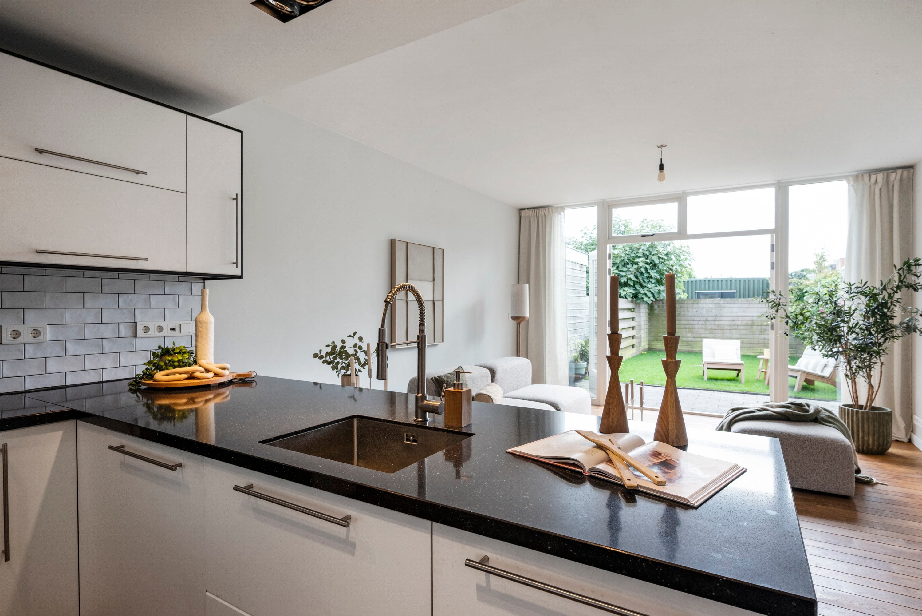Hoekwoning te koop: Potgieterstraat 1, Haarlem