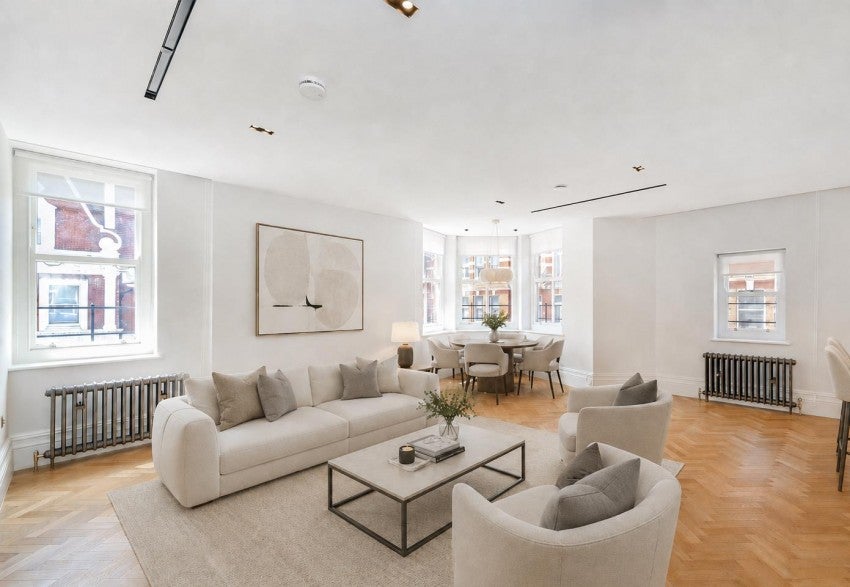Flat Kensington Court in Greater London