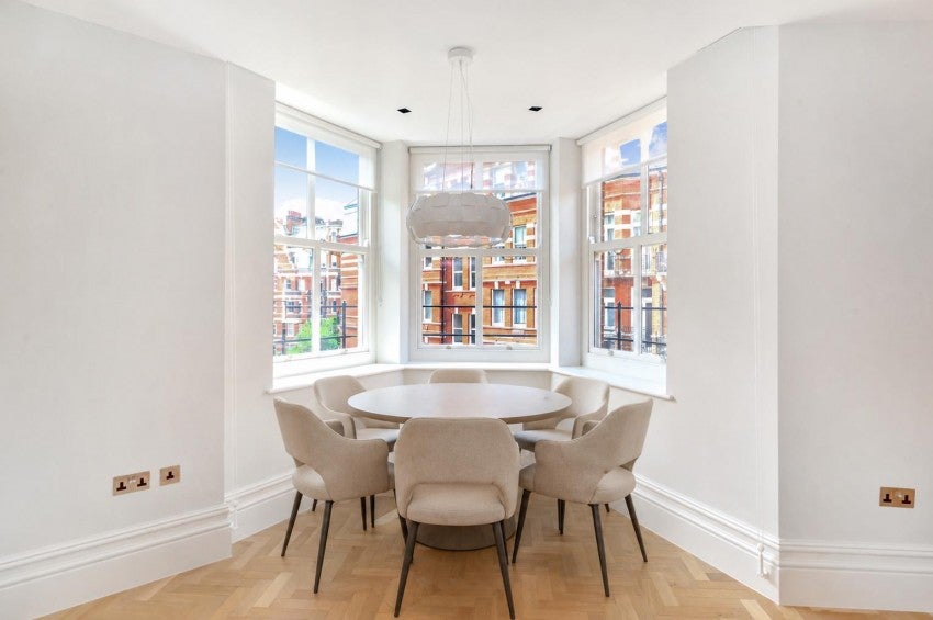 Flat Kensington Court in Greater London