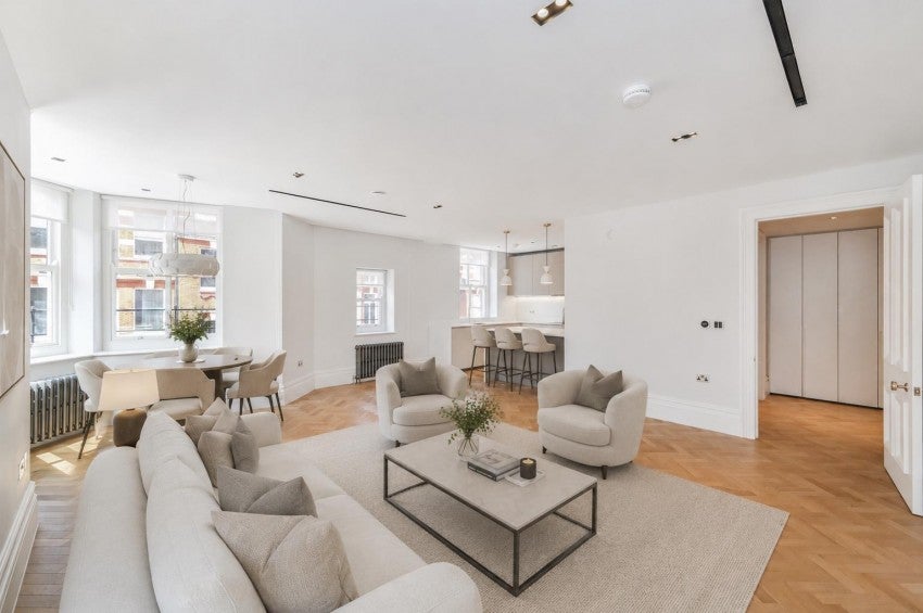Flat Kensington Court in Greater London