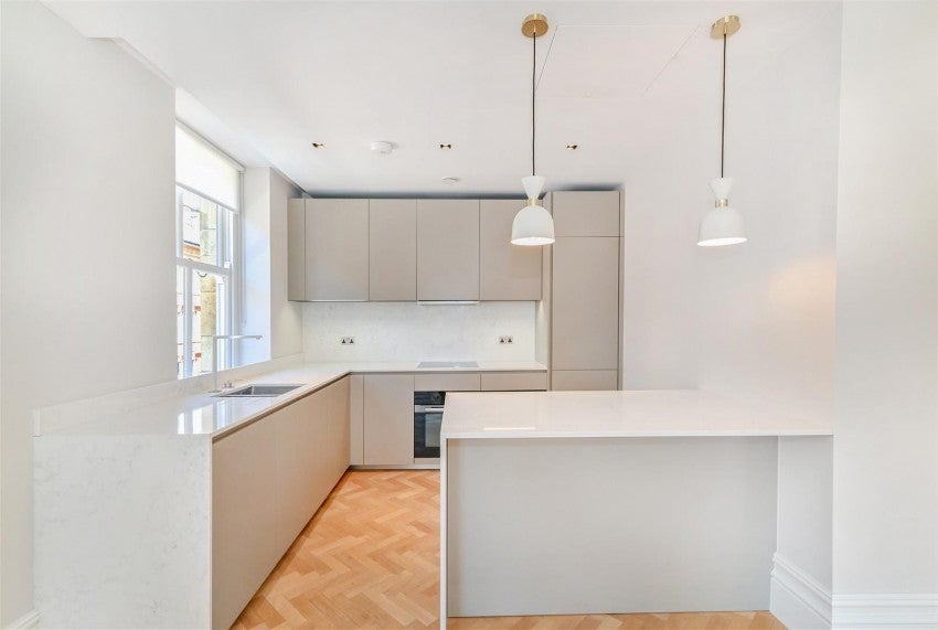 Flat Kensington Court in Greater London