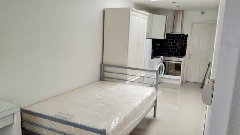 Room Reigate Avenue in Greater London