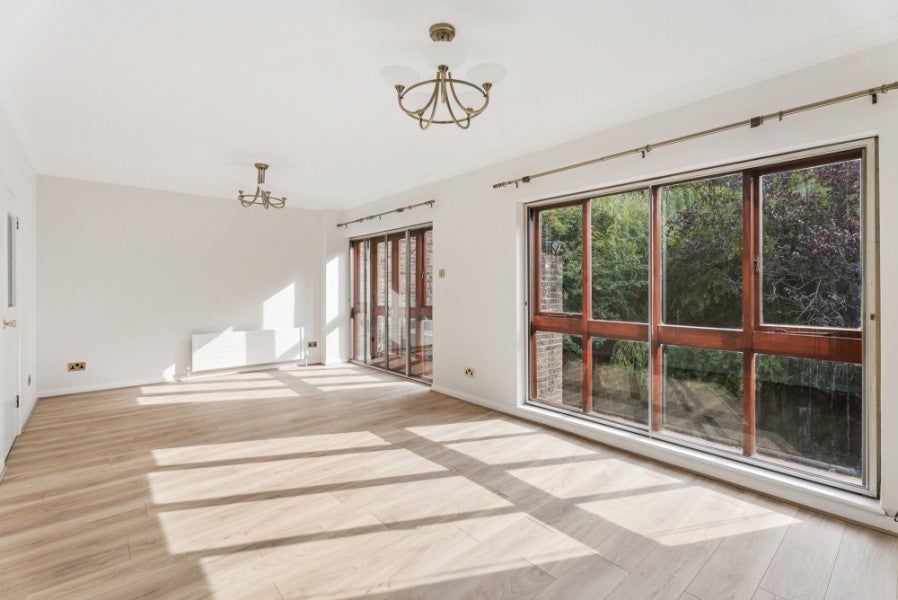 House Ashbourne Square in Greater London