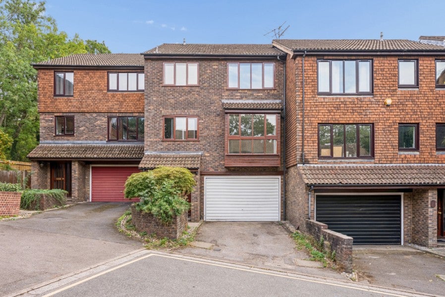 House Ashbourne Square in Greater London