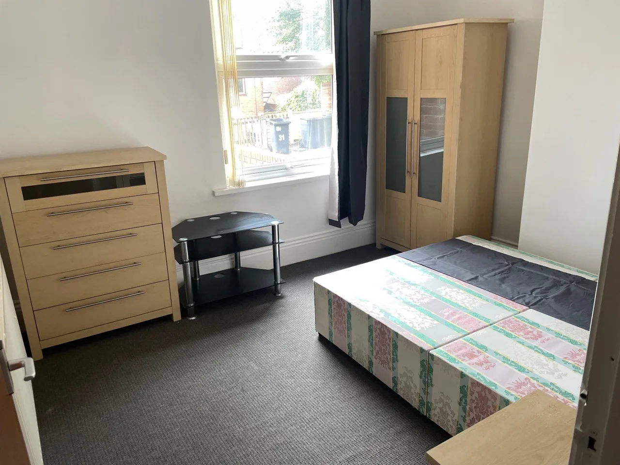 Flat Estcourt Terrace in Leeds